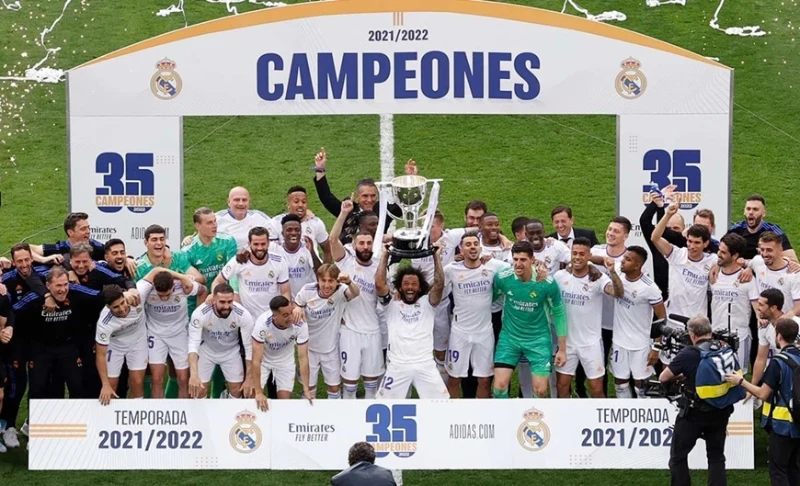 Real Madrid cùng chiếc cúp vô địch lần thứ 35